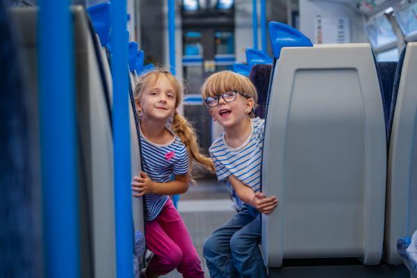 ¿Viajes largos con niños? 7 juegos de viaje portátiles (y sin pantallas) | Juguetes de madera ecológicos, educativos y originales