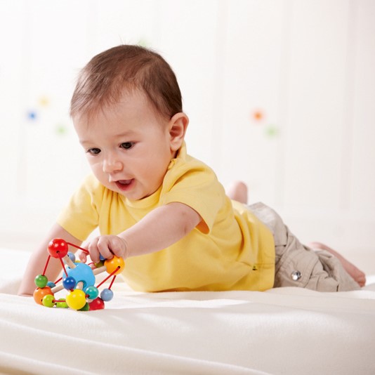 Qué aportan los juguetes de madera al aprendizaje del bebé?