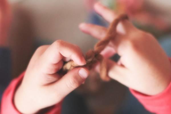 Tejiendo conexiones: Beneficios de la costura para niños y niñas | Juguetes de madera ecológicos, educativos y originales