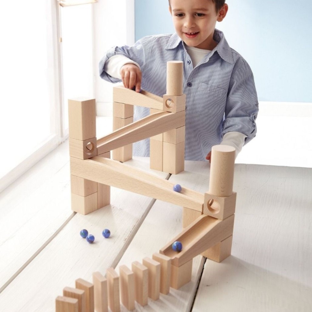Qué aportan los juguetes de madera al aprendizaje del bebé?