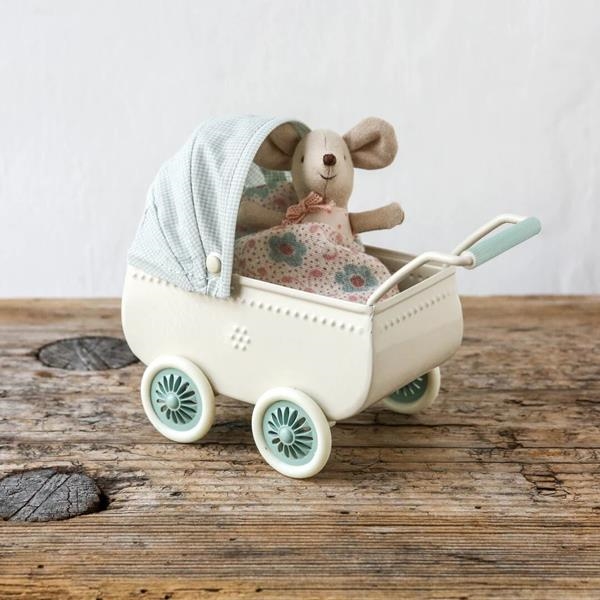 Bebé Ratón en Carrito | Maileg | Kamchatka Magic Toys