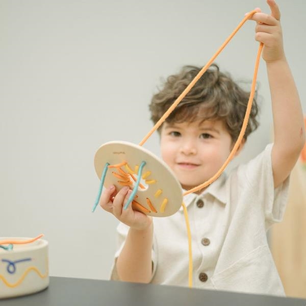 Tablero de Enhebrado PlanToys | Juego de Motricidad Fina